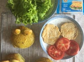 番茄切片，生菜洗净沥干水