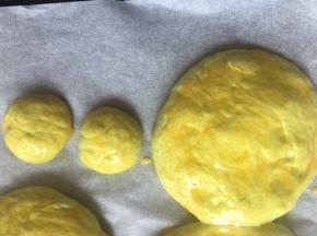 发酵到2倍大时，刷上全蛋液，烤箱预热180度，上下火，20分钟，烤好取出备用