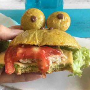 啊啊，对不起啊，虽然你太萌啦，但是我还是要吃你呀，谁让你一直看我，再看我就吃光你！