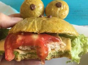 啊啊，对不起啊，虽然你太萌啦，但是我还是要吃你呀，谁让你一直看我，再看我就吃光你！