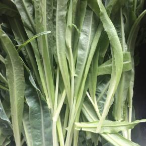 油麦菜清洗干净，沥去水分。