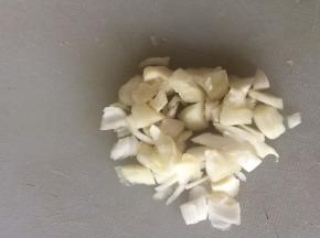 蒜切成蒜末。