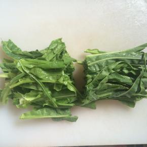 油麦菜切段。