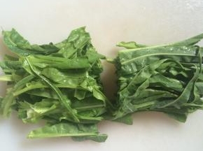 油麦菜切段。