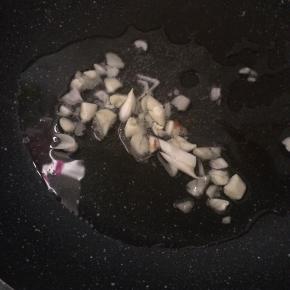 锅内倒入适量食用油，先煸香蒜末。