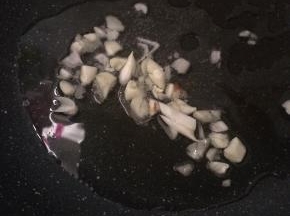 锅内倒入适量食用油，先煸香蒜末。