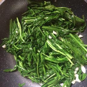 油麦菜边软后，加入一勺蚝油翻炒。