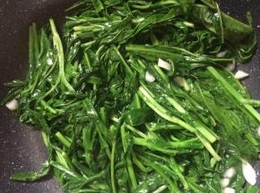 油麦菜边软后，加入一勺蚝油翻炒。