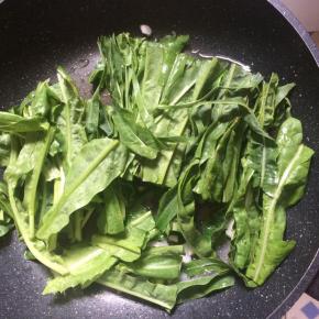 放入油麦菜翻炒。
