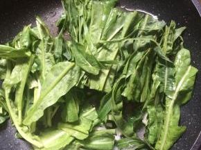 放入油麦菜翻炒。