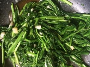 出锅前撒少许盐调味。