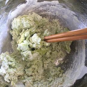 先用筷子搅拌成絮状