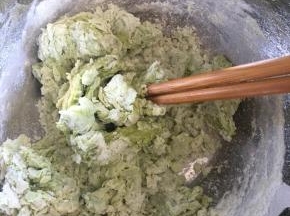 先用筷子搅拌成絮状