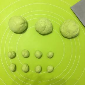 面团2倍大时，检查一下是否发酵好，用手指沾面粉戳一下，不会回缩即可。分成50g大面团3个，5g小面团6个（那两个是多的做备用如果烤出来有不好的）