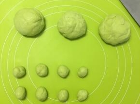 面团2倍大时，检查一下是否发酵好，用手指沾面粉戳一下，不会回缩即可。分成50g大面团3个，5g小面团6个（那两个是多的做备用如果烤出来有不好的）
