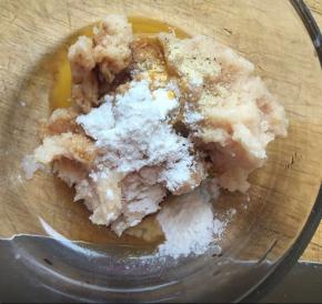 鸡胸肉绞碎，加入淀粉、鸡蛋液、胡椒粉、盐、生抽，搅拌均匀，腌制20分钟