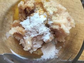 鸡胸肉绞碎，加入淀粉、鸡蛋液、胡椒粉、盐、生抽，搅拌均匀，腌制20分钟