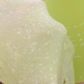 揉到能拉出薄膜即可