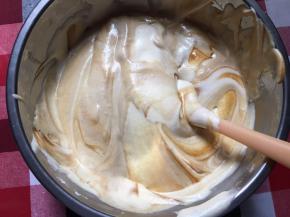 搅拌（本来想做斑马纹路的，一不小心就搅拌比较均匀了，最后成品纹路不够清晰）如果想纹路清晰，就搅拌几下可以了！