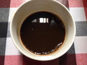 将咖啡粉，热水和力娇酒混合均匀