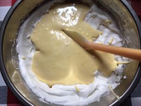 最后将蛋黄糊全部倒入剩将1/3的蛋白加入到蛋黄糊里，并搅拌均匀，翻拌和切拌手法下的2/3的蛋白里，并搅拌均匀