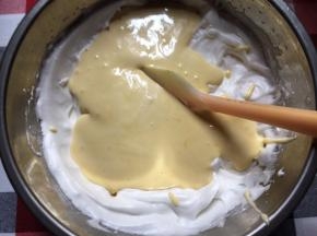 最后将蛋黄糊全部倒入剩将1/3的蛋白加入到蛋黄糊里，并搅拌均匀，翻拌和切拌手法下的2/3的蛋白里，并搅拌均匀