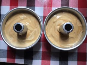 倒入2个6寸中空模具里，刮一下面糊，让面糊平整点，并轻震2、3下