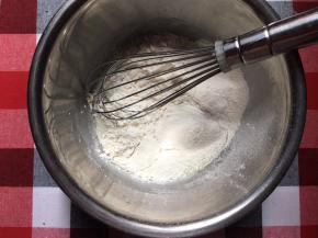 筛入低筋面粉，Z形抽拌，将面粉混合均匀，切记不要画圈搅拌哦……