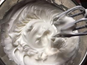 蛋白里加入几滴柠檬汁，细砂糖分3次加入蛋清打发，打发至出现双小尖勾，即干性状态