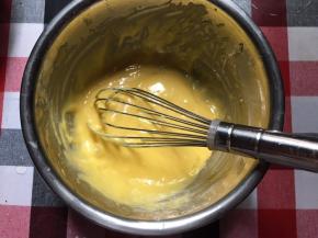 加入蛋黄，并混合均匀