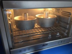 烤箱150度提前预热10分钟，将模具放入烤箱最底层，150烤50分钟