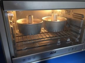 烤箱150度提前预热10分钟，将模具放入烤箱最底层，150烤50分钟