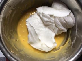 将1/3的蛋白加入到蛋黄糊里，并搅拌均匀，翻拌和切拌手法