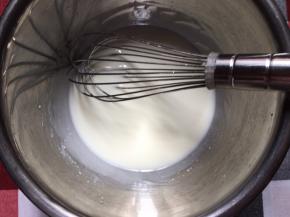 玉米油与纯牛奶混合均匀（我做的后蛋法戚风）