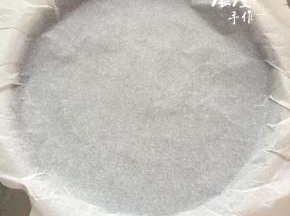 准备一个容器，铺好油纸待用。