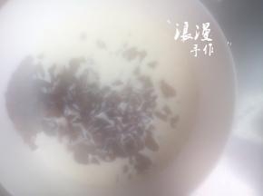 趁热倒入巧克力碎的碗中。