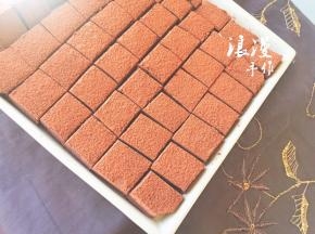 放入冰箱冷藏四个小时以上。我一般是下午做，放冷藏一宿，早上起来取出，均匀地撒上可可粉，再切成小方块。