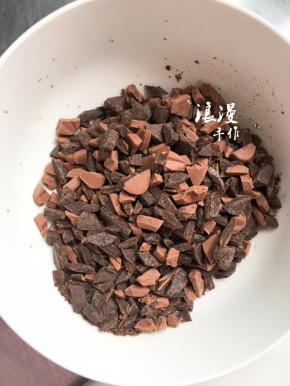 把黑巧克力和牛奶巧克力尽可能切碎一些，便于以后快速地与淡奶油融合。