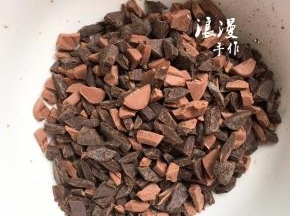 把黑巧克力和牛奶巧克力尽可能切碎一些，便于以后快速地与淡奶油融合。