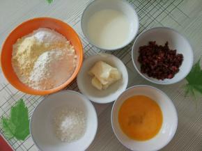 准备好所有食材。粉类放一起，糖和盐放一个碗，蔓越莓提前切碎，鸡蛋打一个，用筷子搅拌好。猪油称重放一个小碗。万事俱备只欠东风了～