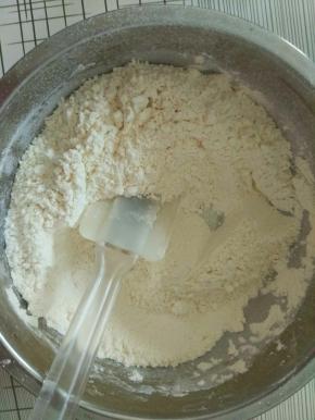 低筋面粉，泡打粉，玉米粉过筛，放入盐和细砂糖搅拌均匀，一定要搅拌匀了，不然味道不均匀，这边甜，那边咸的。