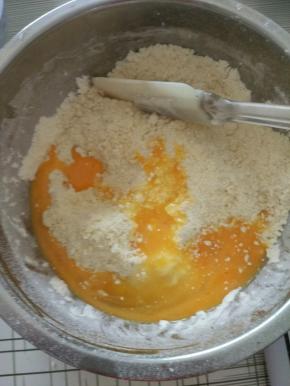 再依次加入全蛋液36克，剩下的蛋液用来刷表面，再加入80克牛奶，搅拌均匀，然后放入蔓越莓干，变成一个面团，这时面团有点湿。不用担心～