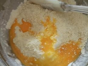 再依次加入全蛋液36克，剩下的蛋液用来刷表面，再加入80克牛奶，搅拌均匀，然后放入蔓越莓干，变成一个面团，这时面团有点湿。不用担心～