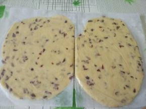 把面团一分为二，分别放入两张油纸，用擀面杖擀成平面状，大概0.3cm的厚度，不过你想擀的越薄越好，薄的厚的话烤的时间你必须控制好，厚的话加长烘烤时间。把这两张饼放入冰箱冷冻10分钟，让它定型。