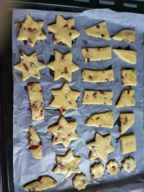 等10分钟后，趁快把两块大饼用各种模具按出来，放入铺好的烤盘上，模具按出来后的边边角角，我用刀切片了。刷上蛋黄液，在刷蛋液前先把烤箱预热上，170℃，5分钟，因为我的烤箱温度偏高，所以用170℃，如果你的烤箱温度正常，就用180℃烤。好了，预热结束，把饼干放入烤箱进去烤吧！170℃上下火烤18分钟～