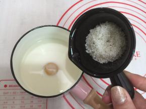 3. 牛奶和蛋黄和香草糖，先搅拌均匀