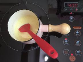 4. 放置陶瓷炉上小火加热不停搅拌到80度左右