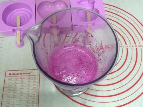 7. 如图，模具里按好雪糕棒，倒入模具