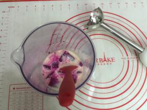 6. 把火龙果和牛奶放在料理杯里打成泥状