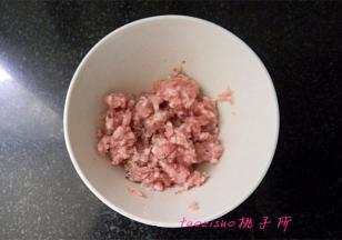 肉馅放入料理碗中，放入料酒、生抽拌匀，腌制10分钟；